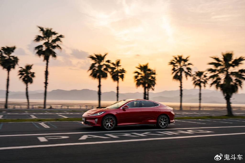 一体化压铸、碳纤维复合材料、高强度钢等技术的突破