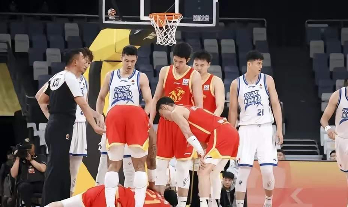 卫冕冠军伤病重创，广东补强失策，上海首钢成