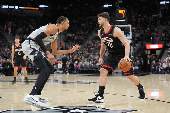 火箭惨败马刺创赛季最惨失利 空间短板与防守漏