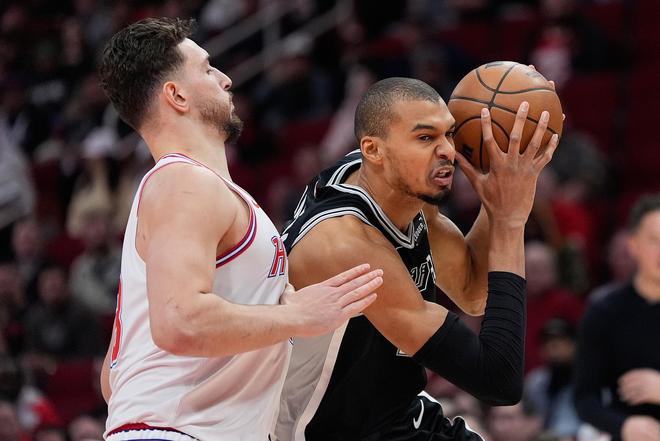 火箭惨败马刺创赛季最惨失利 空间短板与防守漏