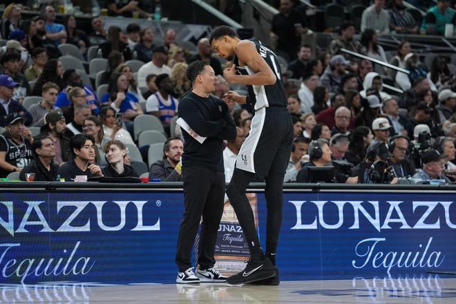 火箭惨败马刺创赛季最惨失利 空间短板与防守漏