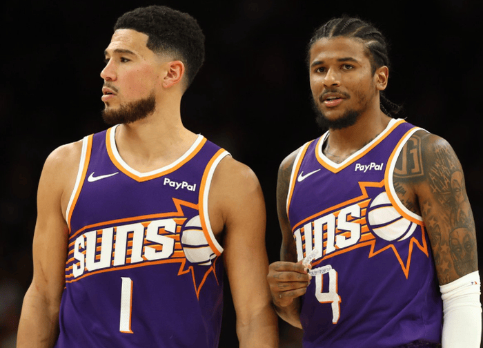 太阳半场65-61领先灰熊 布克格林合砍42分奠定优势