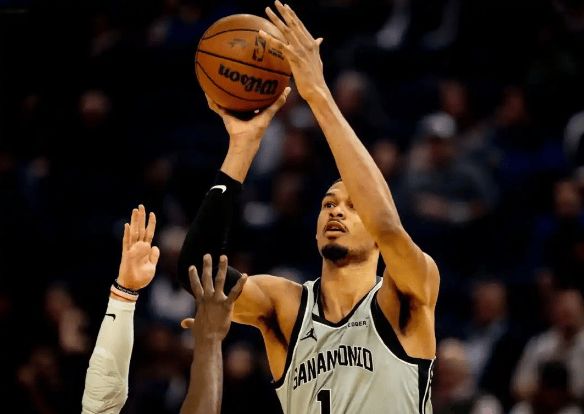 文班亚马狂暴统治赛场 马刺客场掀翻残阵勇士