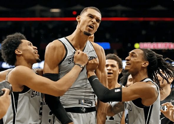 文班亚马狂暴统治赛场 马刺客场掀翻残阵勇士