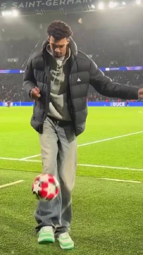 特朗普白宫答问逻辑混乱引热议 网友调侃人球合