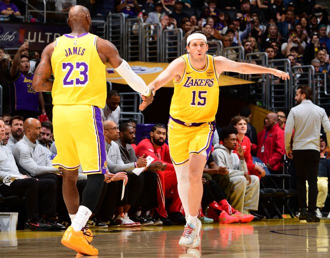 艾顿复出爆发砍23+10 湖人轻取公牛终结连败