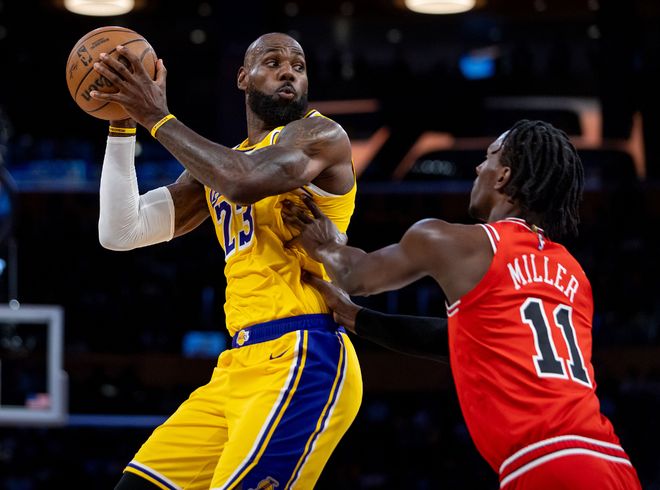 艾顿复出爆发砍23+10 湖人轻取公牛终结连败